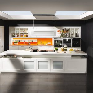 rodrix-küchenstudio-showroom-küche-dan-weiß-block-insel-orange-panele