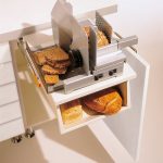 rodrix-küchenstudio-showroom-küche-dan-lade-weiß-brotschneidemaschine