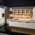 rodrix-küchenstudio-showroom-küche-weiß-lack-holz-glänzend-U-Form