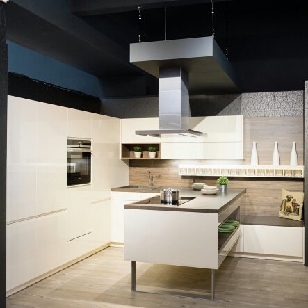 rodrix-küchenstudio-showroom-küche-weiß-lack-L-Form