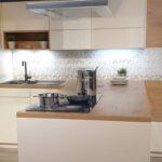 dan-kuechen-rodrix-showroom-im-studio-neu-white-side